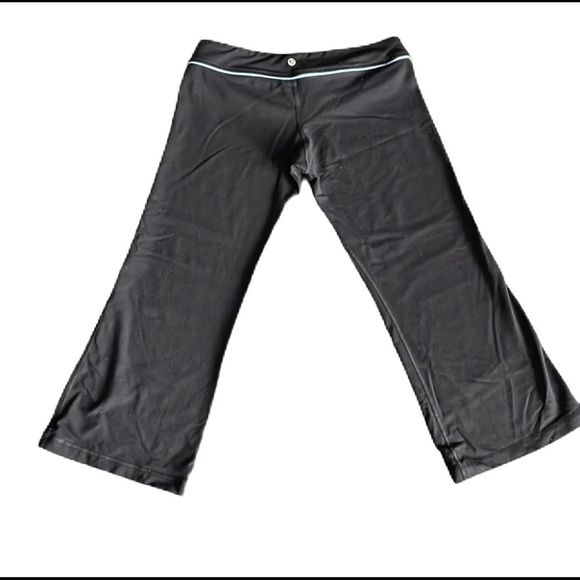 Sz8 Lululemon Black Clam diggers GUC in black with baby blue ribbing accent - Picture 2 of 7